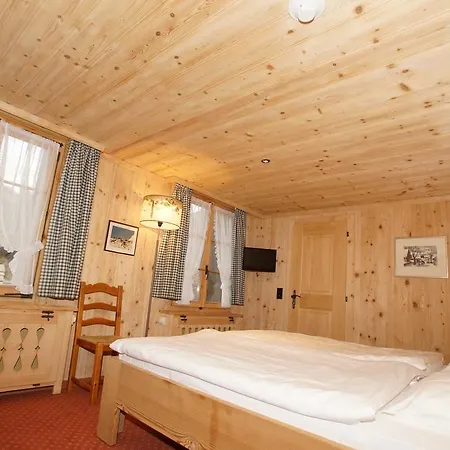 Posthotel Roessli 호텔 3*