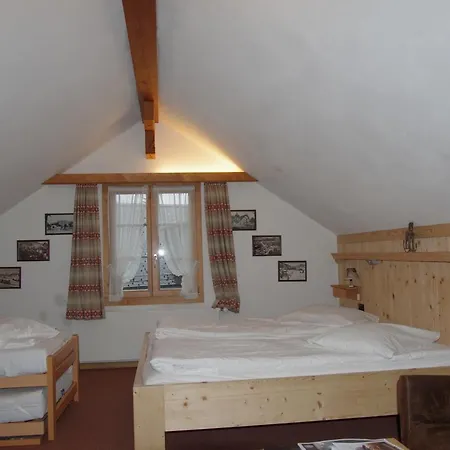 호텔 Posthotel Roessli 3*