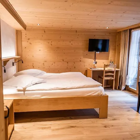 Posthotel Roessli 3* Gstaad